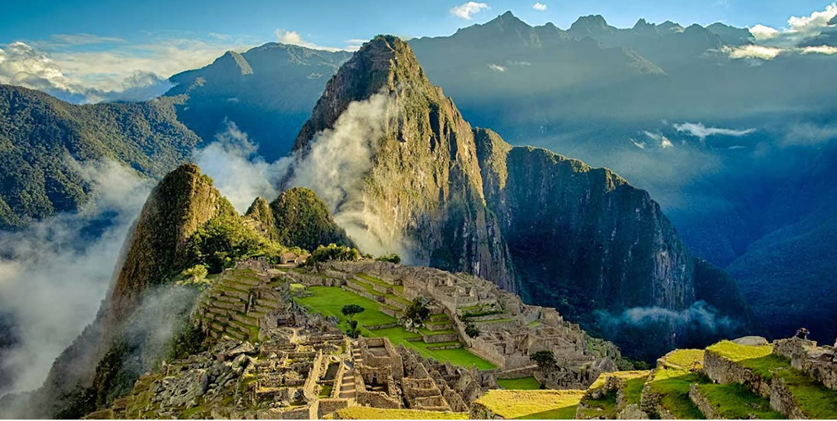 Paisaje majestuoso de los Andes peruanos y Machu Picchu